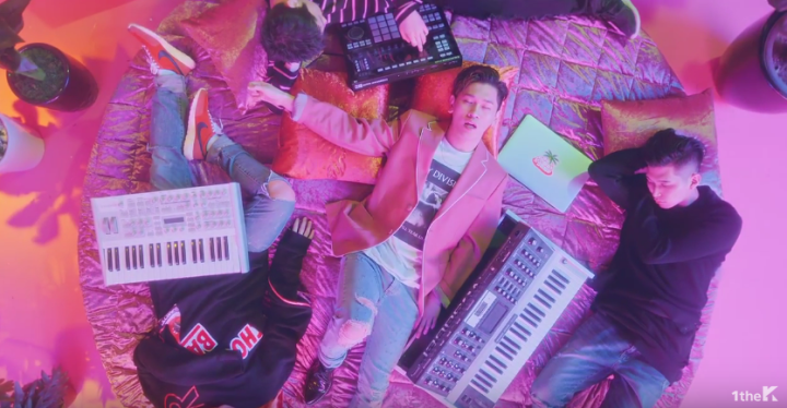 CRUSH「Woo Ah」「9 to 5」の2曲のミュージックビデオを公開！